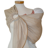 Ringsling Leo Natur with delicate woven pattern, lightweight and adjustable, ideal for short distances, made from 100% cotton.