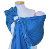 Ringsling Leo Türkis mit zartem Webmuster auf Schaufensterpuppe.
