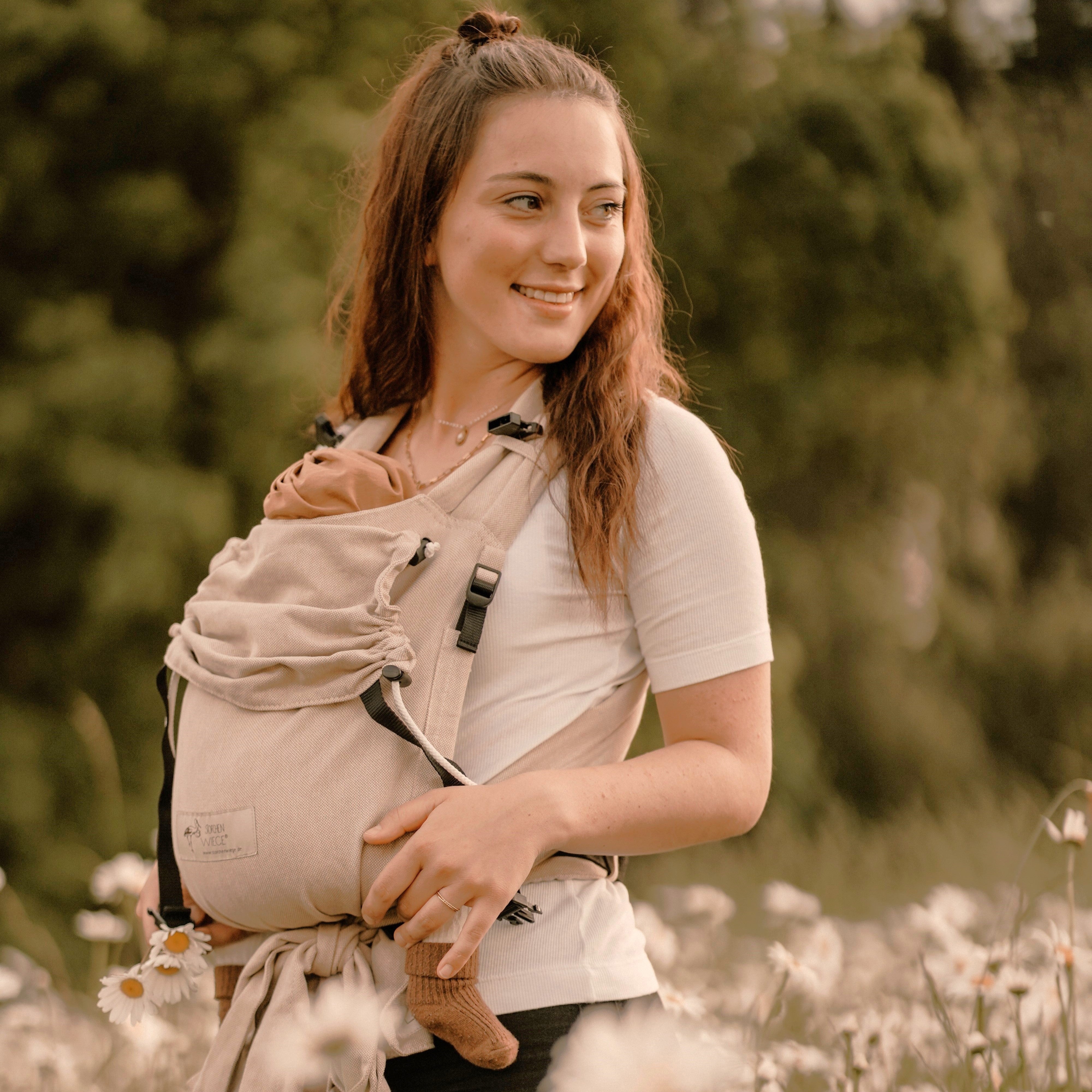 Adaptable natural Babycarrier, half-buckle design, 100% cotton, supports 3.5-15 kg, padded straps and waistband.