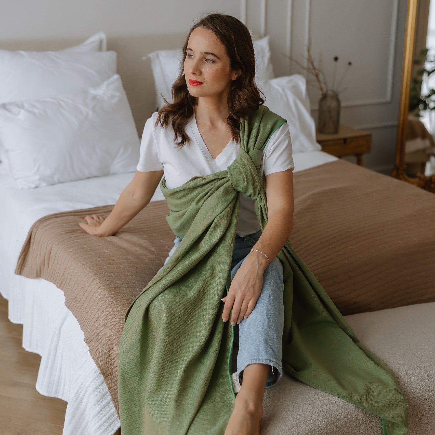 Green baby wrap with subtle weave pattern, made of 100% cotton, suitable from birth to toddlerhood, 70 cm wide, OEKO-TEX certified, made in Germany.