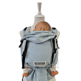 Babycarrier Aqua in hellblau mit gepolsterten Trägern und Sicherungsschnalle, für Neugeborene bis 15 kg geeignet, ergonomische Haltung garantiert