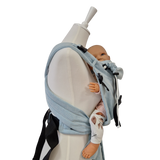 Babycarrier Aqua in Aqua mit gepolsterten Trägern und sicherem Bauchgurt, verstellbarer Steg und integrierte Kopfstütze, für Neugeborene bis 15 kg geeignet, ergonomische Half-Buckle-Babytrage