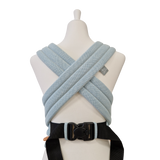 Talemo Aqua Babytrage in Aqua mit gepolsterten Trägern und Brustgurt, optimale Anhock-Spreiz-Haltung, aus 100% Baumwolle, für Babys von 3,5 bis 15 kg