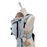 Babycarrier Aqua, verstellbare Half-Buckle-Babytrage in Aqua mit gepolsterten Trägern und Bauchgurt, geeignet von Geburt an bis 15 kg, inklusive Brustgurt für Rückentrageweise, aus 100% Baumwolle.
