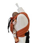 BabyCarrier Terra Babytrage in Terrabraun mit gepolsterten Trägern und Bauchgurt für Neugeborene und Babys bis 15 kg