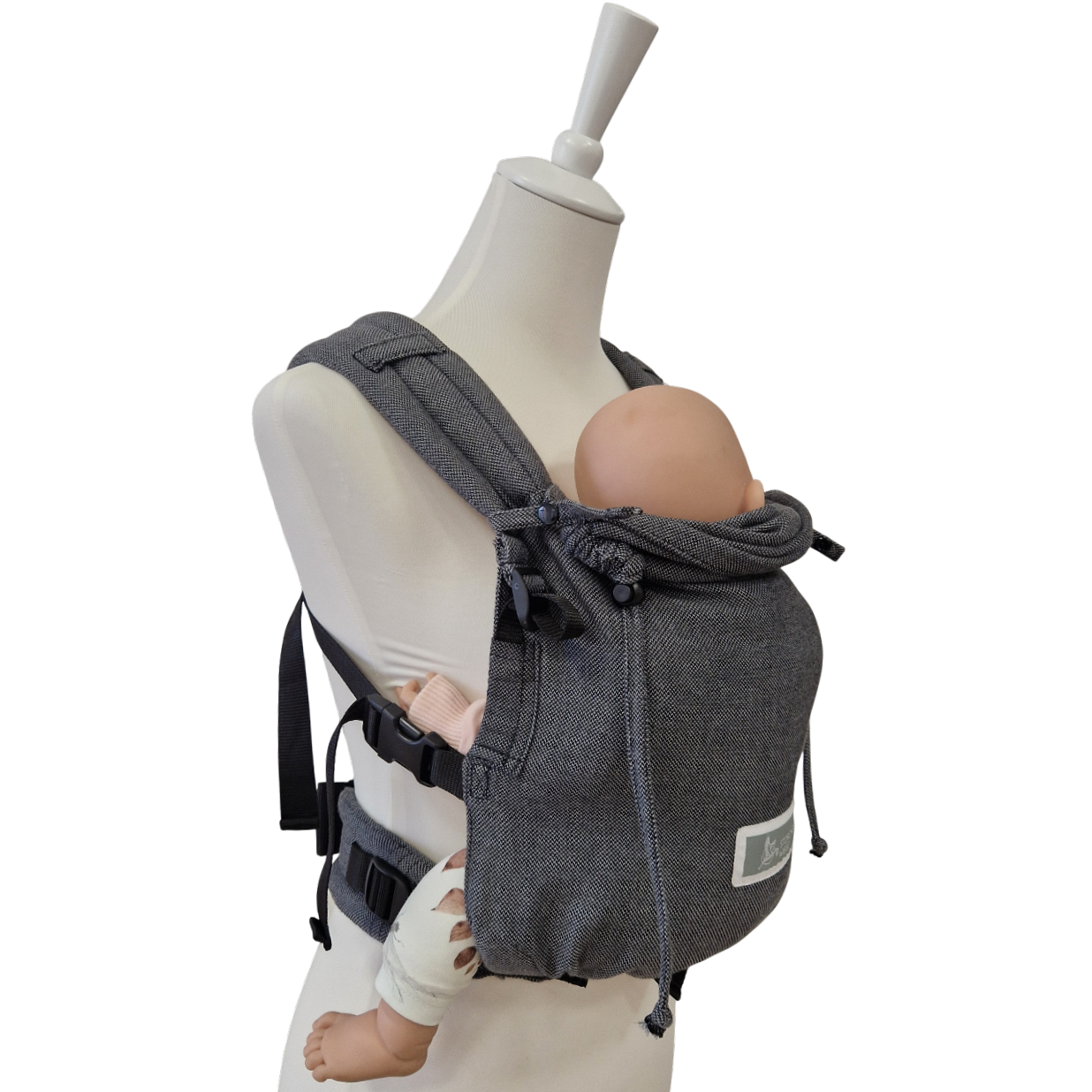 Valeno Graphit baby carrier in graphite color with padded straps and adjustable waist and shoulder belts for newborns to 15 kg.