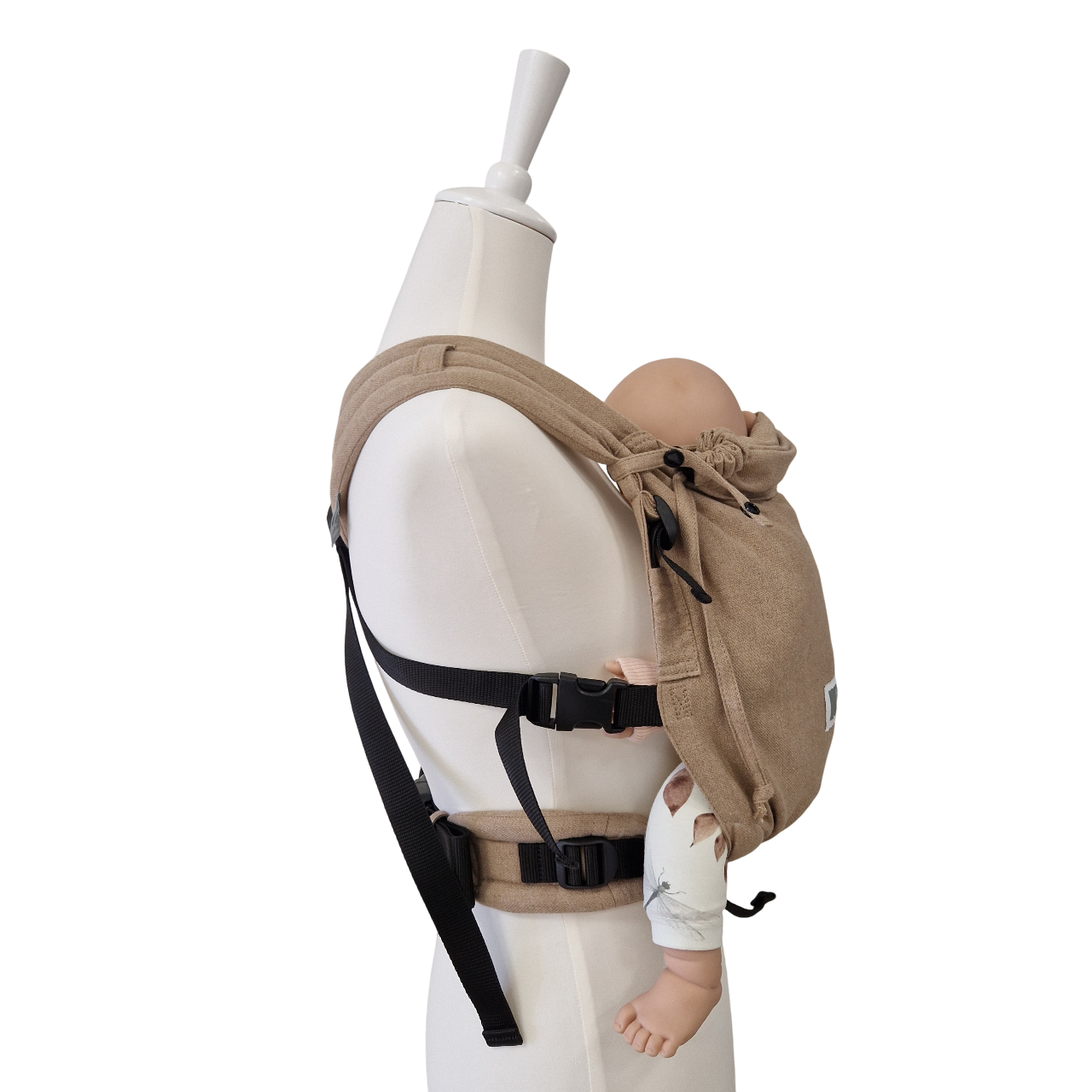 Valeno Sand baby carrier in sand color with full buckle and adjustable straps for newborns to 15 kg