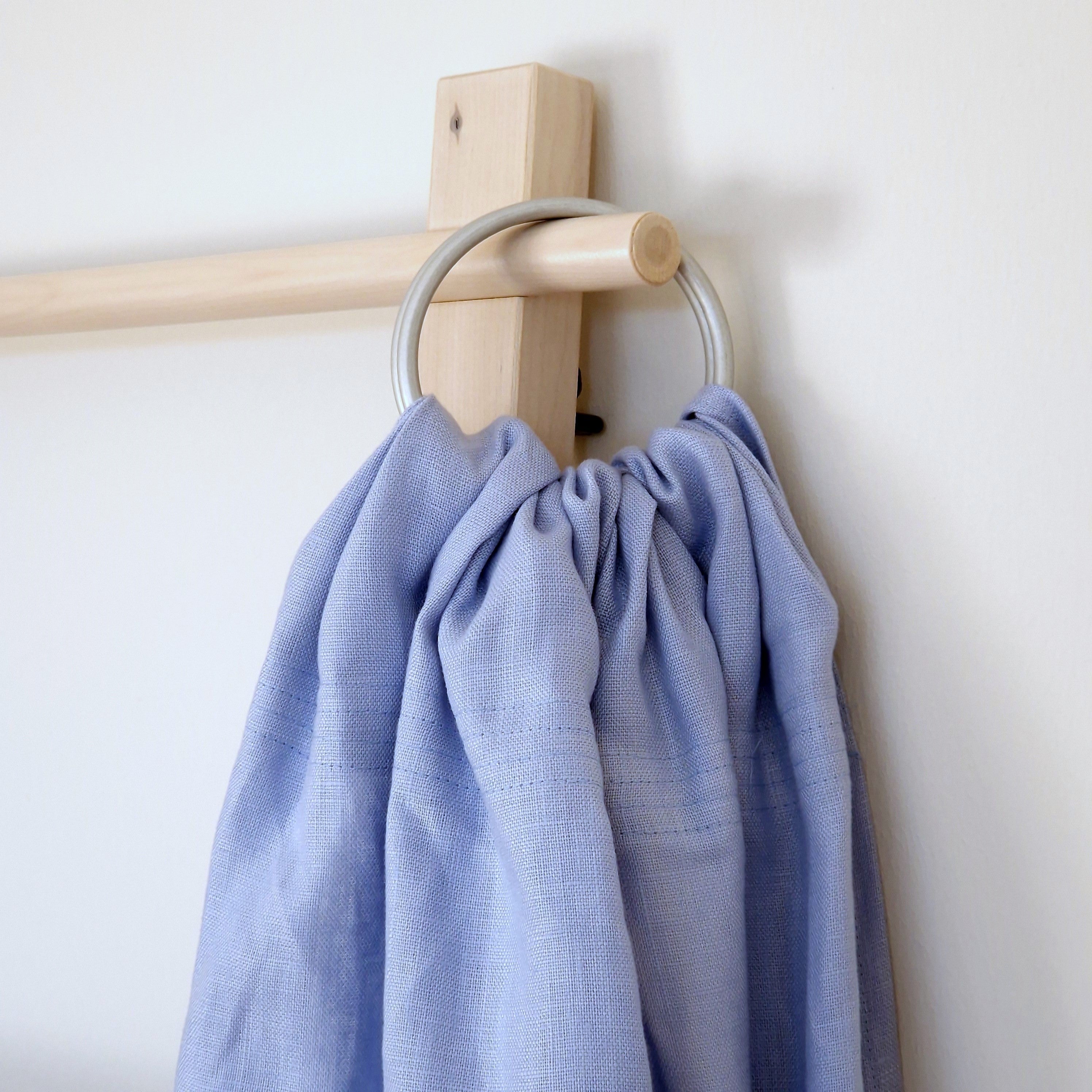 Leinen-RingSling KRISTALLKLAR Babytrage aus atmungsaktivem hellblauem Leinen mit Metallringen