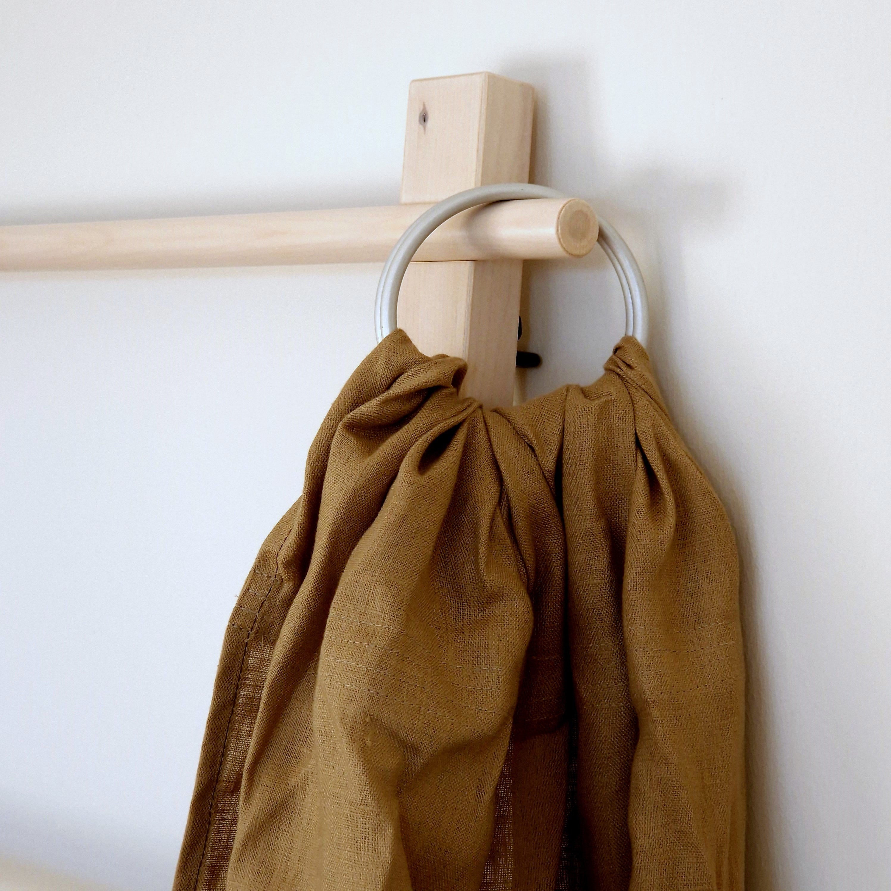 Leinen-RingSling STROHGOLD aus 100% Leinen, beige Babytragetuch mit Metallringen, atmungsaktiv und nachhaltig, ca. 65 cm breit und 2 m lang