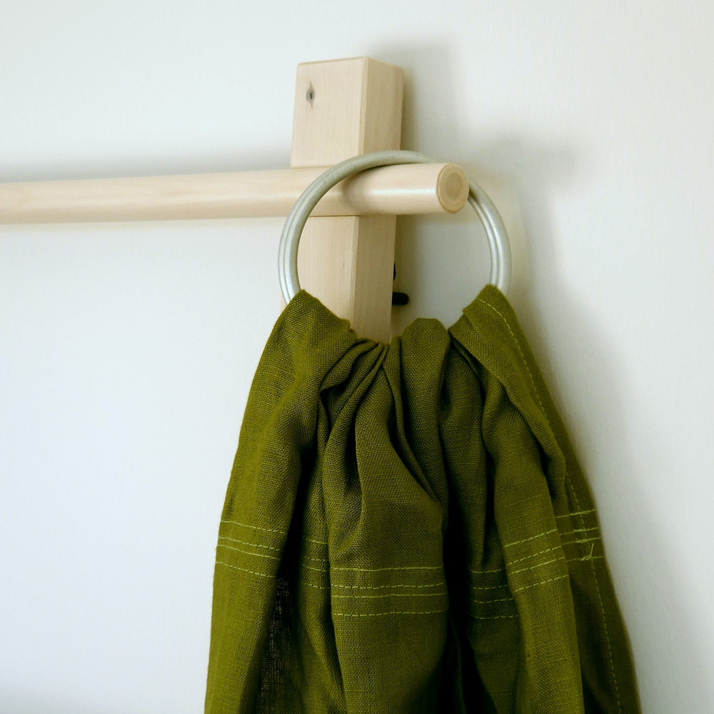 Leinen-RingSling in moosgrün aus 100% atmungsaktivem Leinen für sichere Babytragung bis 15 kg
