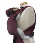 Babytrage Babycarrier Bordeaux with adjustable padded straps and waistband, suitable from birth to 15 kg.