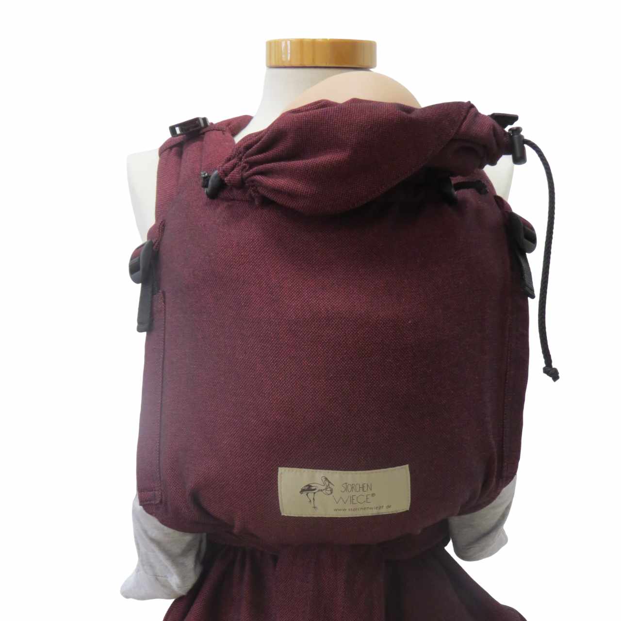 Babytrage Babycarrier Bordeaux with adjustable straps and safety buckle, suitable from birth to 15 kg, featuring padded waist belt and head support.