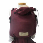 Babytrage Babycarrier Bordeaux with adjustable straps and safety buckle, suitable from birth to 15 kg, featuring padded waist belt and head support.