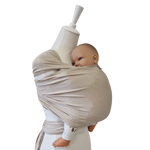 Bambustragetuch WÜSTENSAND aus weichem, elastischem Bambus-Mischgewebe mit Baby nah am Herzen getragen