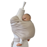 Bambustragetuch WÜSTENSAND aus weichem, elastischem Bambus-Mischgewebe mit Baby nah am Herzen getragen