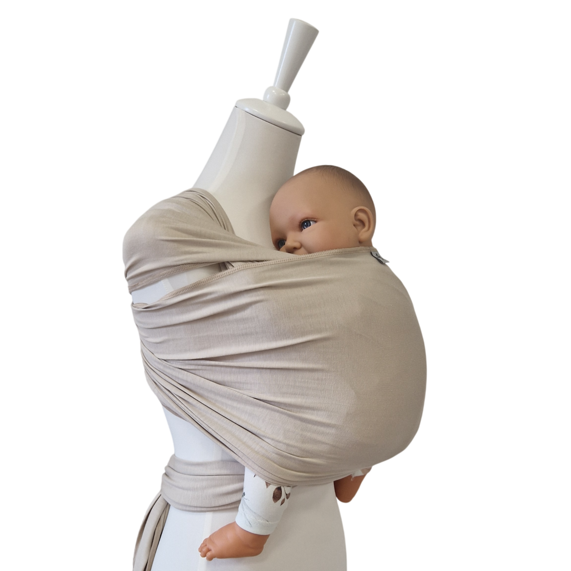 Bambustragetuch WÜSTENSAND aus weichem, elastischem Bambus-Mischgewebe mit Baby nah am Herzen getragen