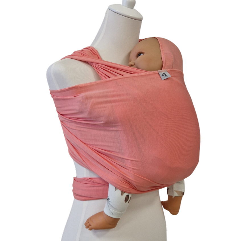 Bambustragetuch APRICOT in lachsfarben, weich und elastisch, getragen an Puppe mit Baby im Tragetuch