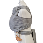 Bambustragetuch PERLGRAU meliert aus weichem, atmungsaktivem Bambusstoff, elastisch und nachhaltig, in hellgrauer Farbe, für Babygewicht 2,5-11 kg.