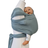 weiches Bambustragetuch PISTAZIE in Mintgrün mit Baby sicher getragen