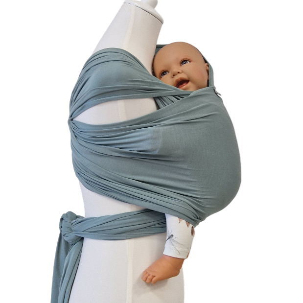 weiches Bambustragetuch PISTAZIE in Mintgrün mit Baby sicher getragen