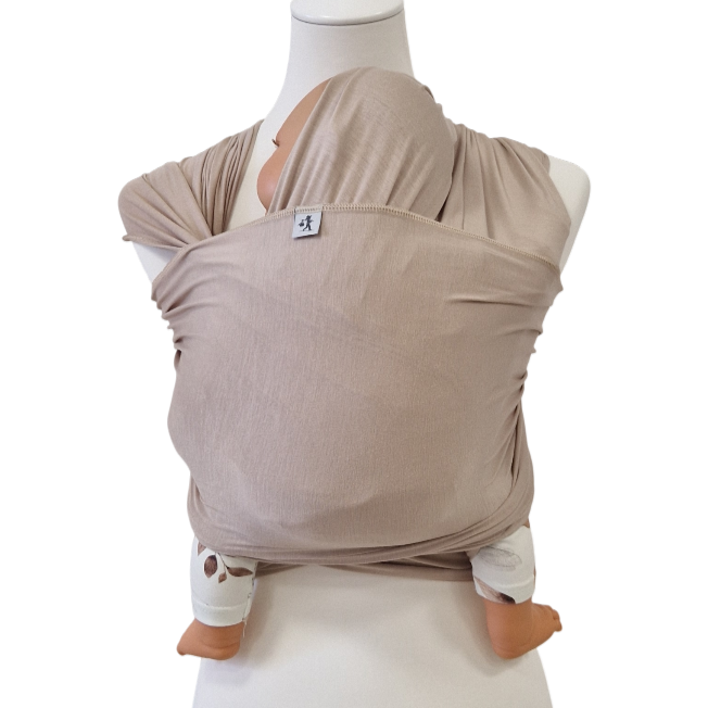 Bambustragetuch WÜSTENSAND aus weichem, elastischem Bambusstoff in sandfarbener Babytrage