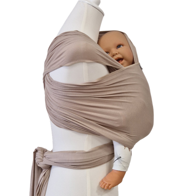 Bambustragetuch WÜSTENSAND in Sandfarbe aus weichem, elastischem Bambusgewebe mit Baby in Trageposition