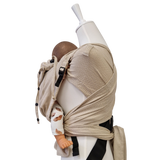 Ergonomische Babytrage ab Geburt mit gepolstertem Hüftgurt und breiten Schulterträgern für optimalen Tragekomfort und gesunde Anhock-Spreiz-Haltung
