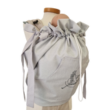 Storchenwiege Tragecover in light gray for babywearing, wind and rain protection.