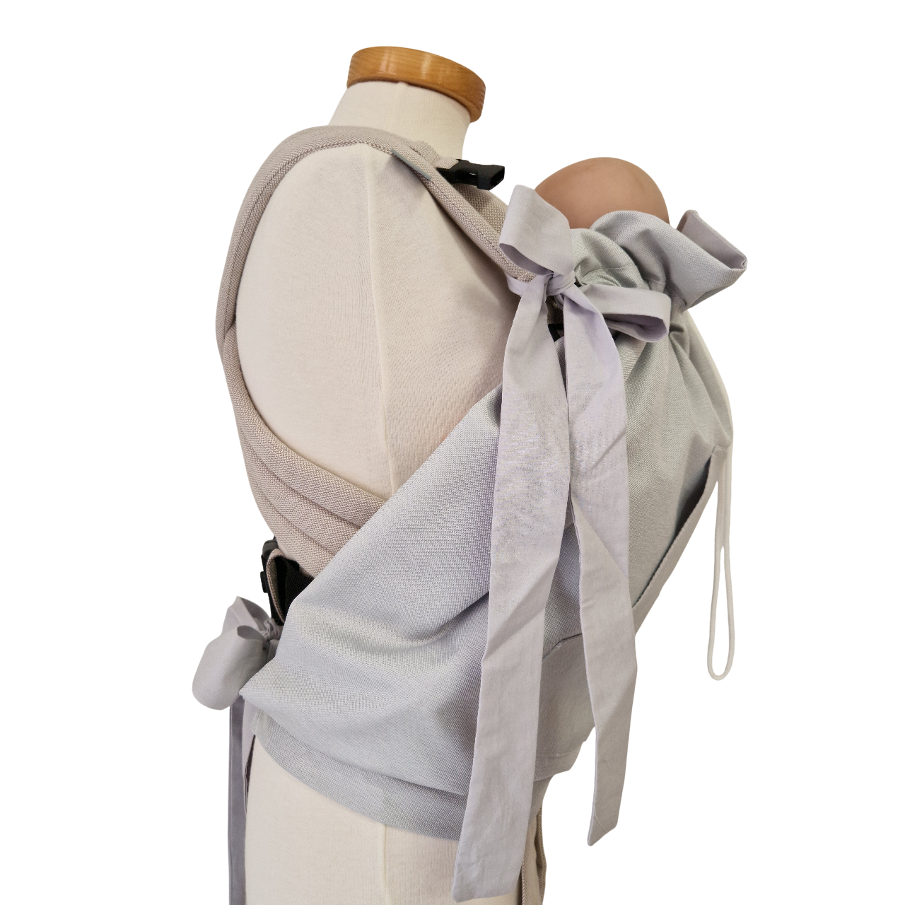 Storchenwiege Tragecover in light gray on baby carrier, weather protection.