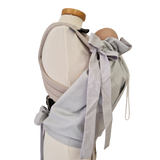 Storchenwiege Tragecover in light gray on baby carrier, weather protection.