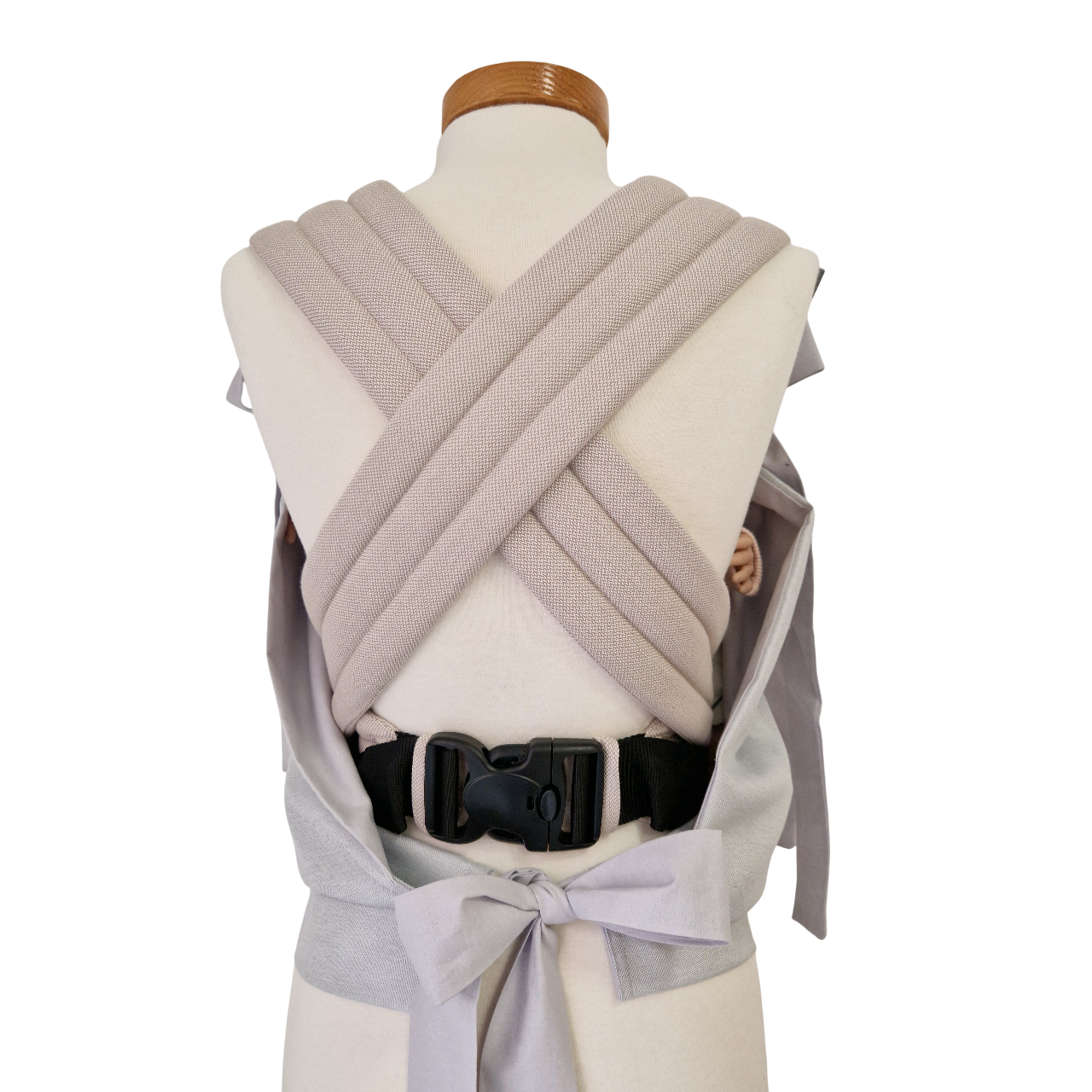 Storchenwiege Tragecover in light grey on a mannequin showcasing adjustable straps and soft material, ideal for keeping baby warm.