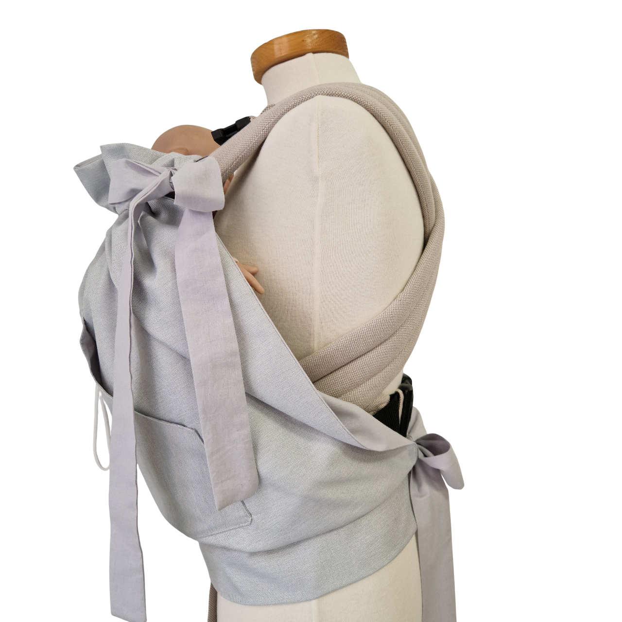 Storchenwiege Tragecover in light gray on mannequin, practical baby carrier accessory for cold weather.