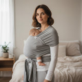 Frau trägt Baby im weichen hellgrau melierten Bambustragetuch PERLGRAU aus elastischem Bambusgewebe