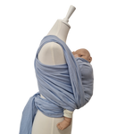 Leinentragetuch KRISTALLKLAR hellblau aus 100% Leinen mit Babytrage auf Mannequin