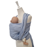 hellblaues Leinentragetuch KRISTALLKLAR aus 100% Leinen mit Babytrage am Schausteller