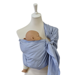 Leinen-RingSling KRISTALLKLAR baby carrier in light blue linen on mannequin with doll baby inside