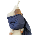 Leinen-RingSling INDIGO baby sling made of breathable 100% linen in blue, ideal for carrying infants weighing 3.5 to 15 kg comfortably and securely.