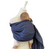Leinen-RingSling INDIGO baby sling made of breathable 100% linen in blue, ideal for carrying infants weighing 3.5 to 15 kg comfortably and securely.