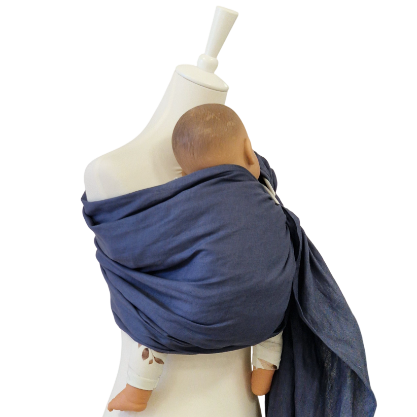 Leinen-RingSling INDIGO baby sling made of breathable 100% linen in blue, ideal for carrying infants weighing 3.5 to 15 kg comfortably and securely.