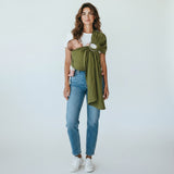 Frau trägt Baby in moosgrünem Leinen-RingSling bequem und sicher