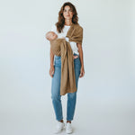 Frau trägt Baby im beigen Leinen-RingSling Tragetuch aus 100% Leinen, atmungsaktiv und leicht, für 3,5-15 kg Babys