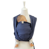 Leinentragetuch INDIGO blau aus 100% Leinen mit Baby in Tragehilfe auf weißem Ständer