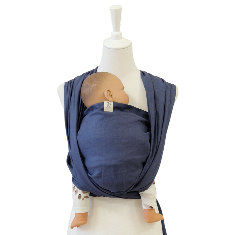 Leinentragetuch INDIGO blau aus 100% Leinen mit Baby in Tragehilfe auf weißem Ständer