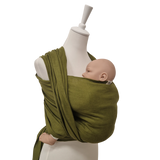Leinentragetuch MOOSGRÜN aus 100% Leinen in Khaki mit Baby getragen