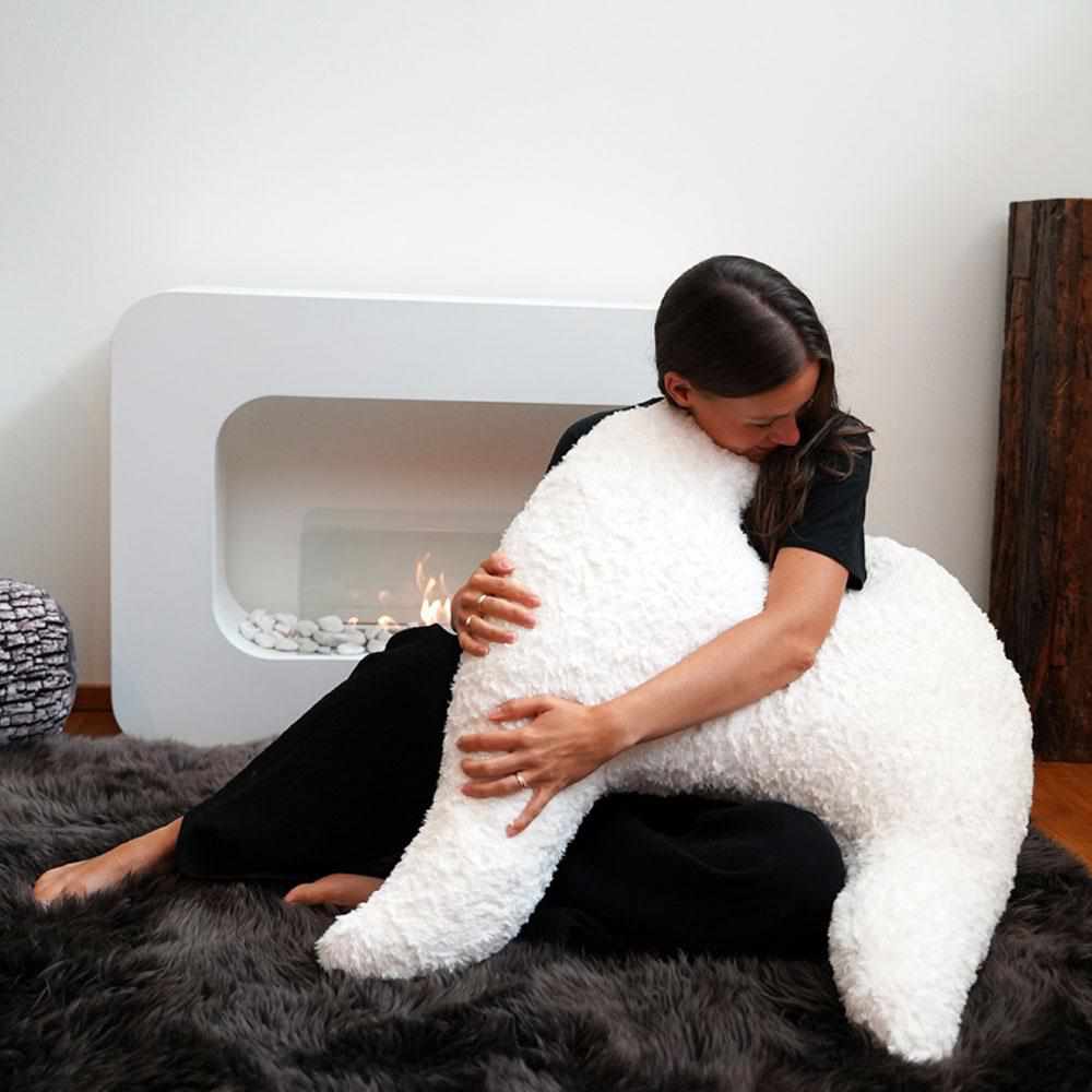 Ergonomic MeroWings Flügelkissen in kunstfell with flexible design, perfect for lounging and reading.