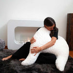 Ergonomic MeroWings Flügelkissen in kunstfell with flexible design, perfect for lounging and reading.