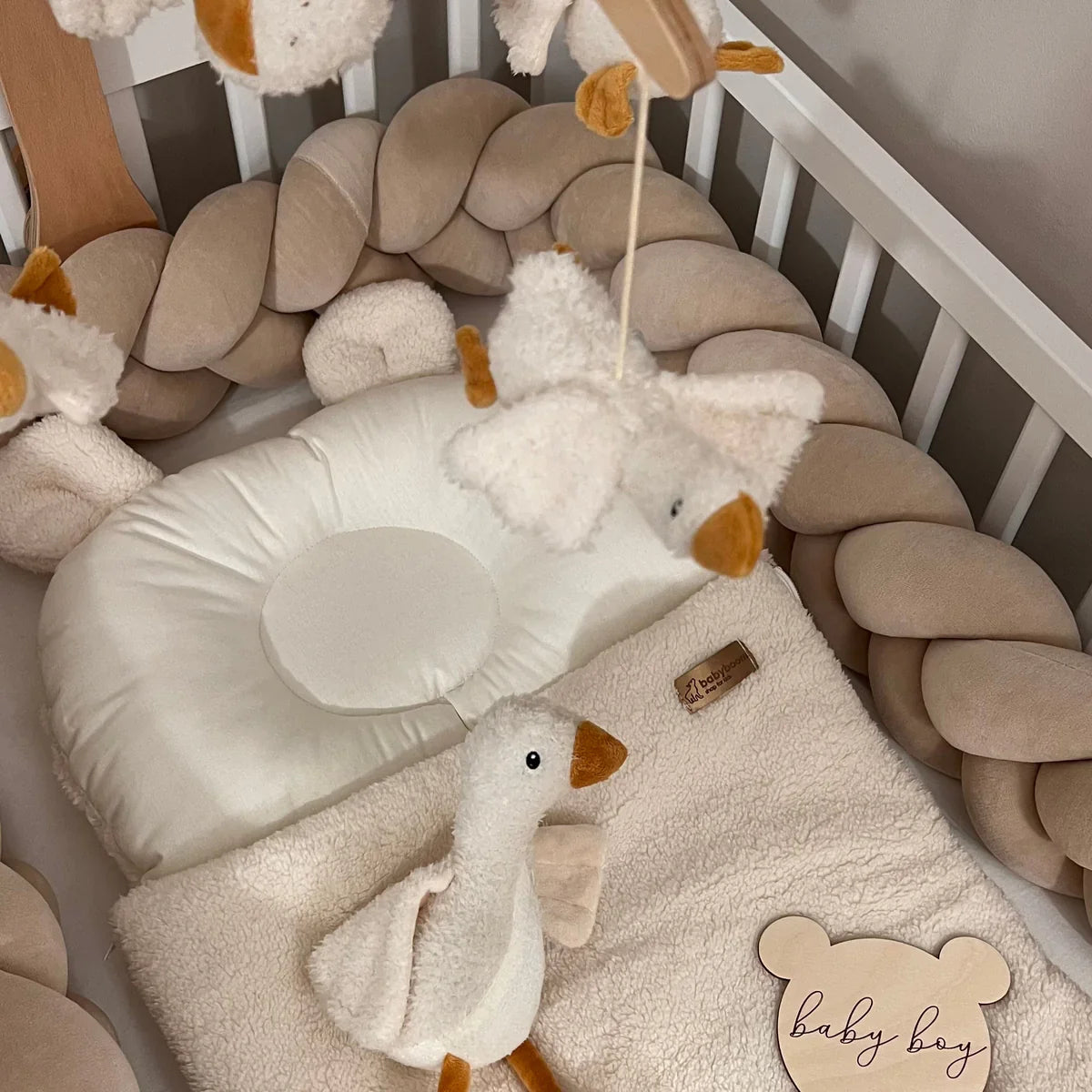 Bettschlange CLASSIC MIDI aus weichem Velours für Babybett-Schutz und Komfort