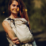 Babycarrier Mondstein ergonomische Half-Buckle-Babytrage in hellbeige mit gepolsterten Trägern und Brustgurt für Neugeborene bis 15 kg