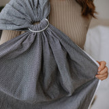 Ringsling Leo Schwarz-Weiss with delicate woven pattern, lightweight, versatile, ideal for short distances, made from 100% cotton.