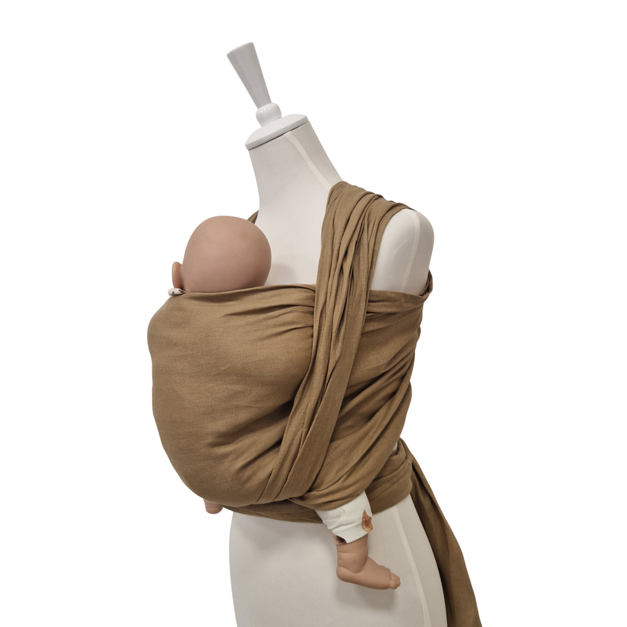 Beige Leinentragetuch STROHGOLD aus 100% Leinen mit Baby getragen auf weißer Schaufensterpuppe